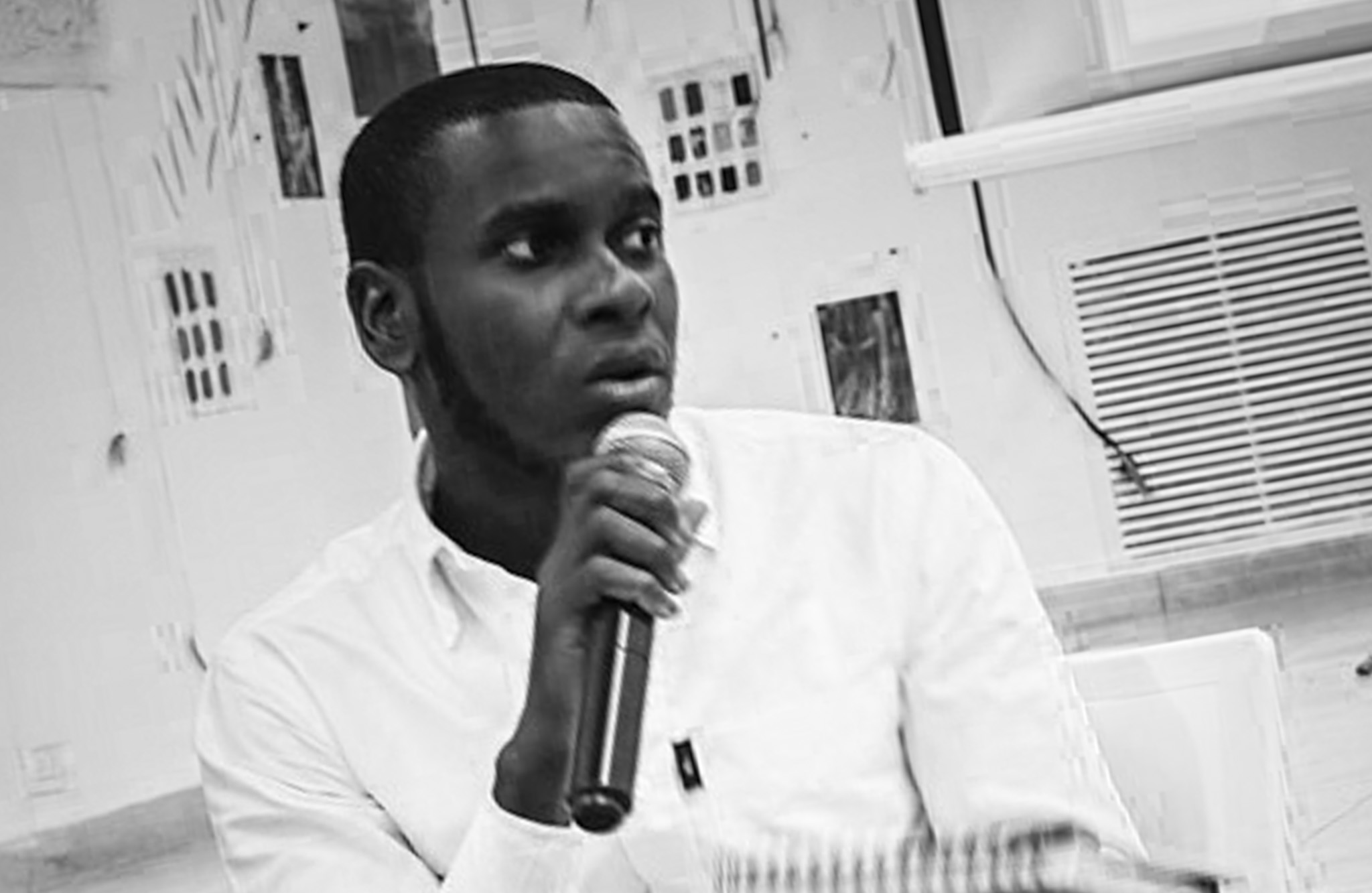 Lee más sobre el artículo Jhak Valcourt: «No hay un buen escritor sin carácter»